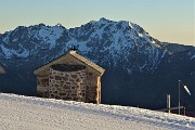 77 Oltre la pista la Cappelletta dell'Assunta e la croce lignea